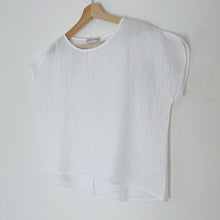 Load image into Gallery viewer, Cut Loose | High Low Linen Tee in White
