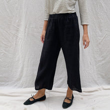 Load image into Gallery viewer, Cut Loose | Heavy Linen Easy Crop Flood in Black
