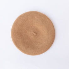 Load image into Gallery viewer, wool beret in camel
