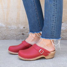 Load image into Gallery viewer, side view on model alma clog red from sweden
