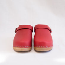 Load image into Gallery viewer, front view alma clog red from sweden
